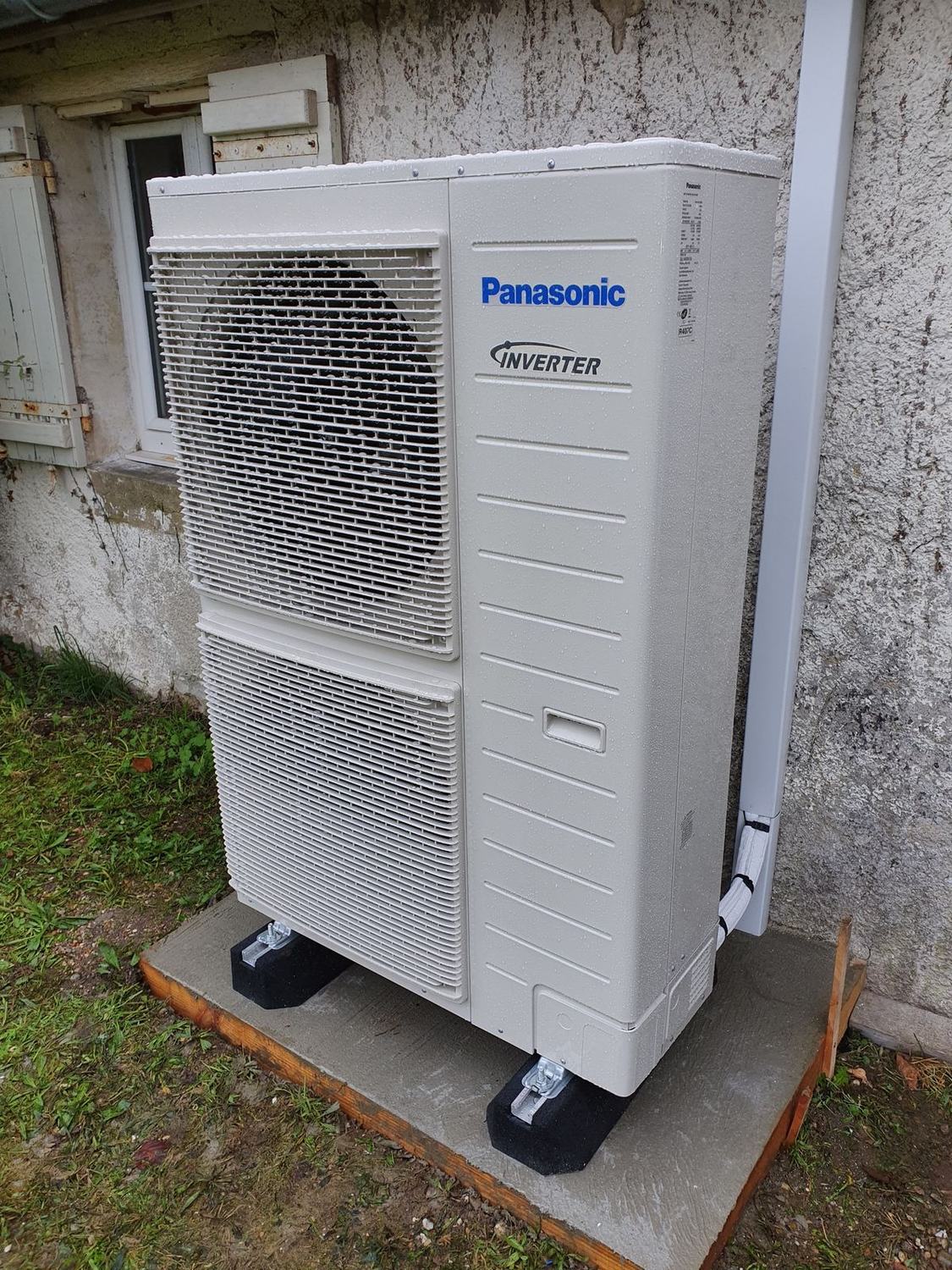 Pompe à chaleur Panasonic installée sur dalle béton