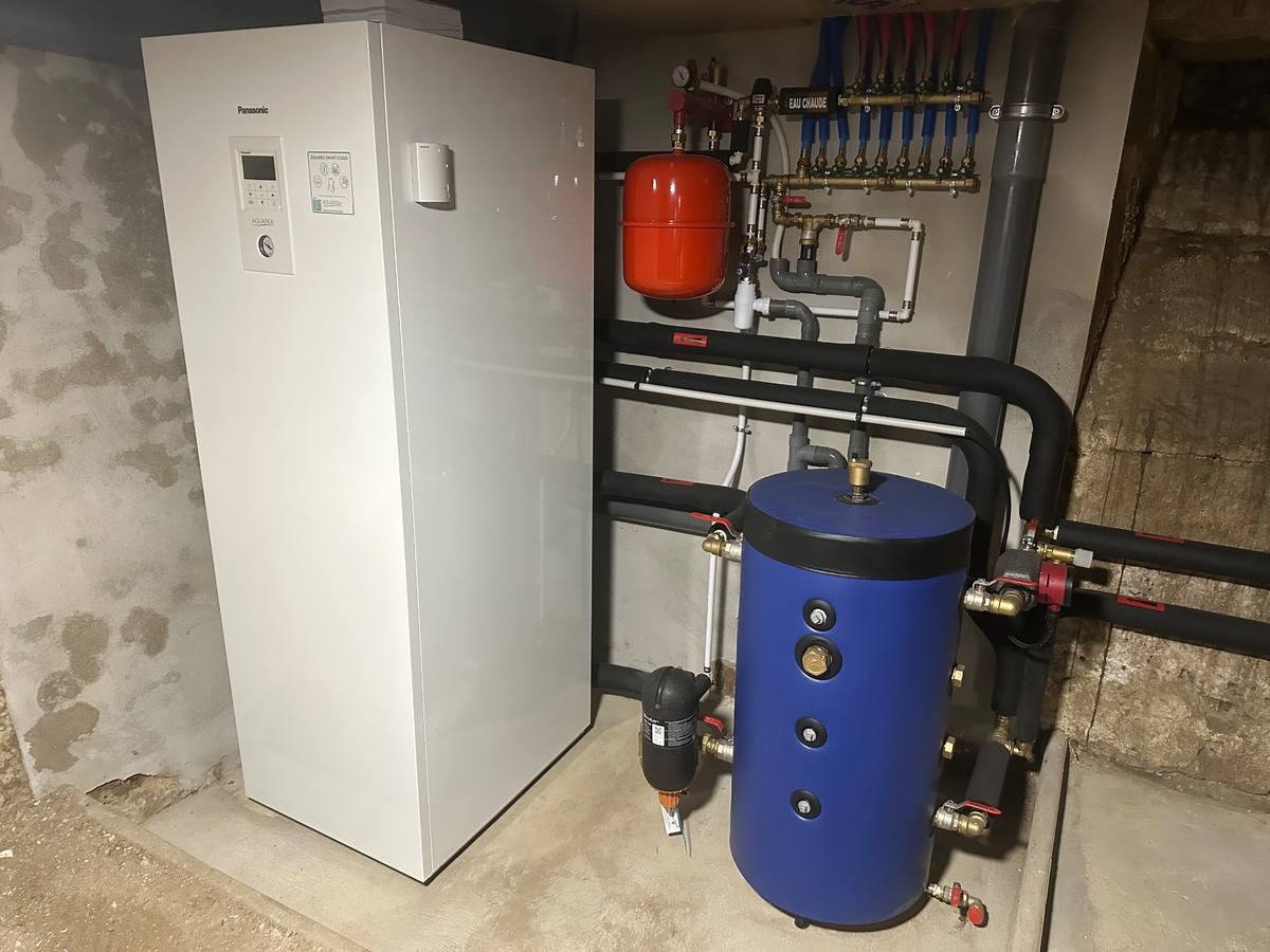 Pompe à chaleur Panasonic Aquarea avec ballon tampon bleu et nourrice
