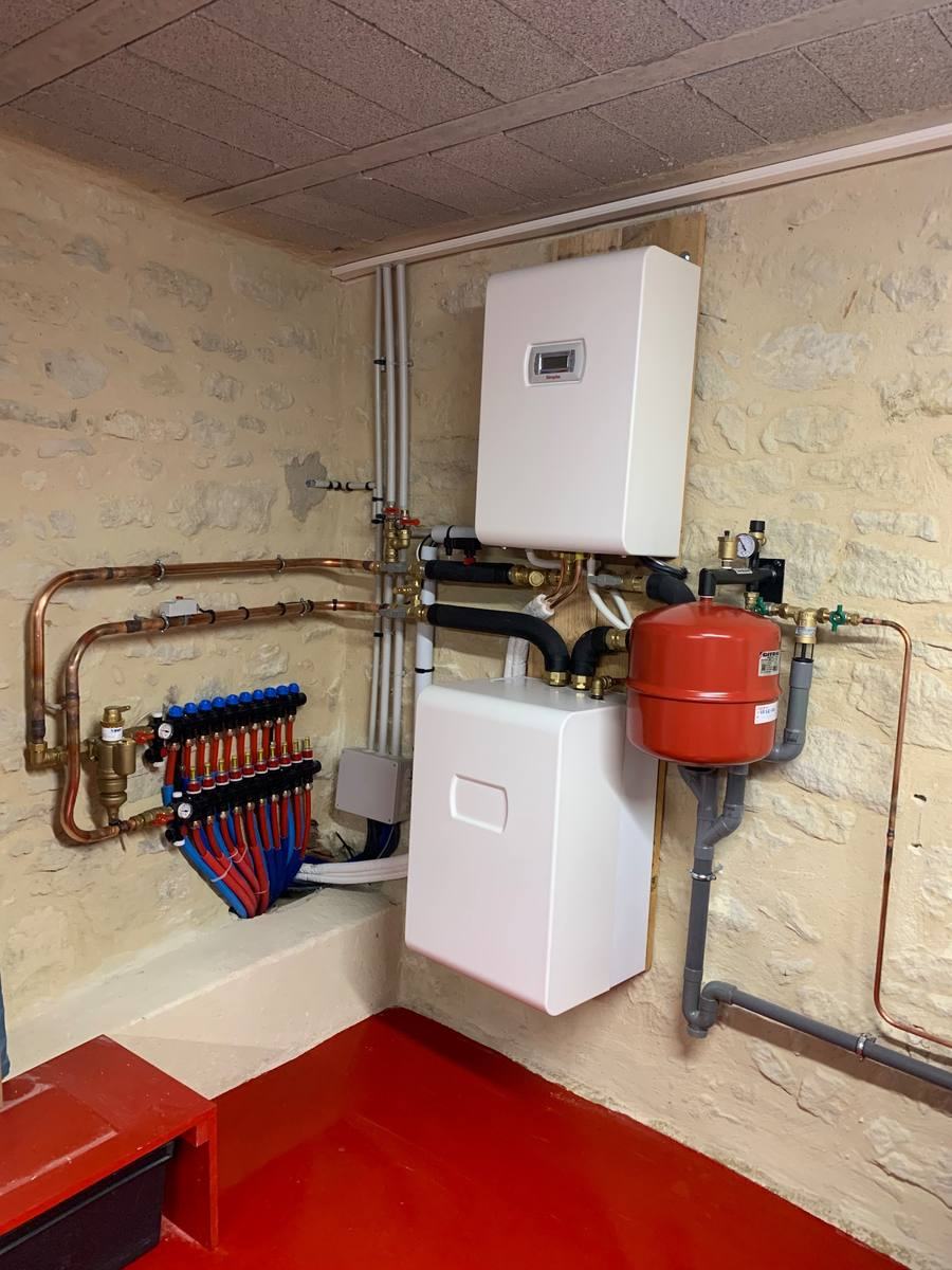Pompe à chaleur Dimplex en intérieur avec collecteur et tuyauterie cuivre