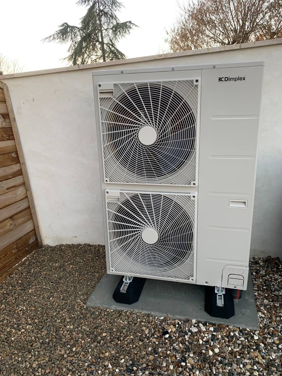 Pompe à chaleur Dimplex en extérieur sur dalle