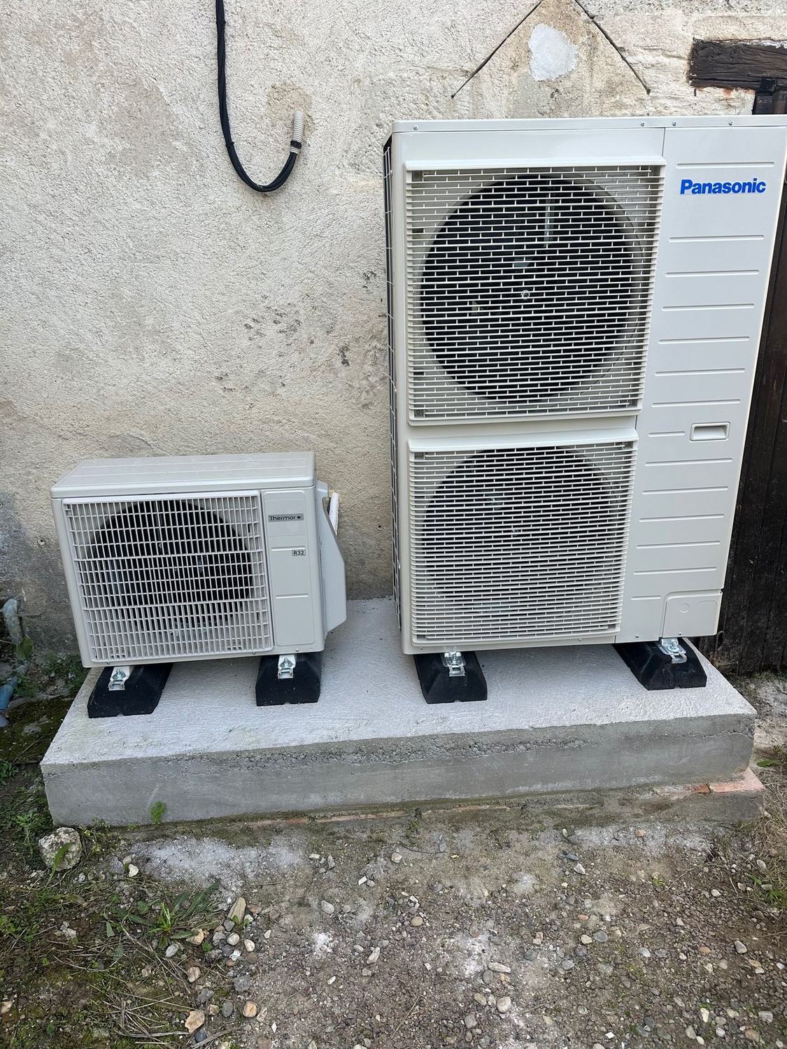 Pompe à chaleur Panasonic et groupe extérieur Thermor sur dalle béton