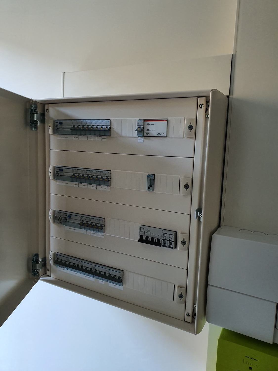 Tableau électrique installé et étiqueté