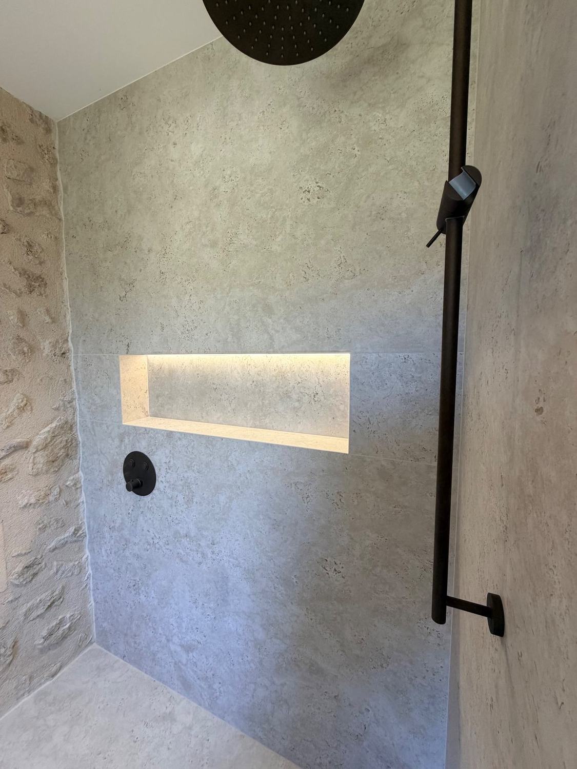 Douche avec niche éclairée et robinetterie noire