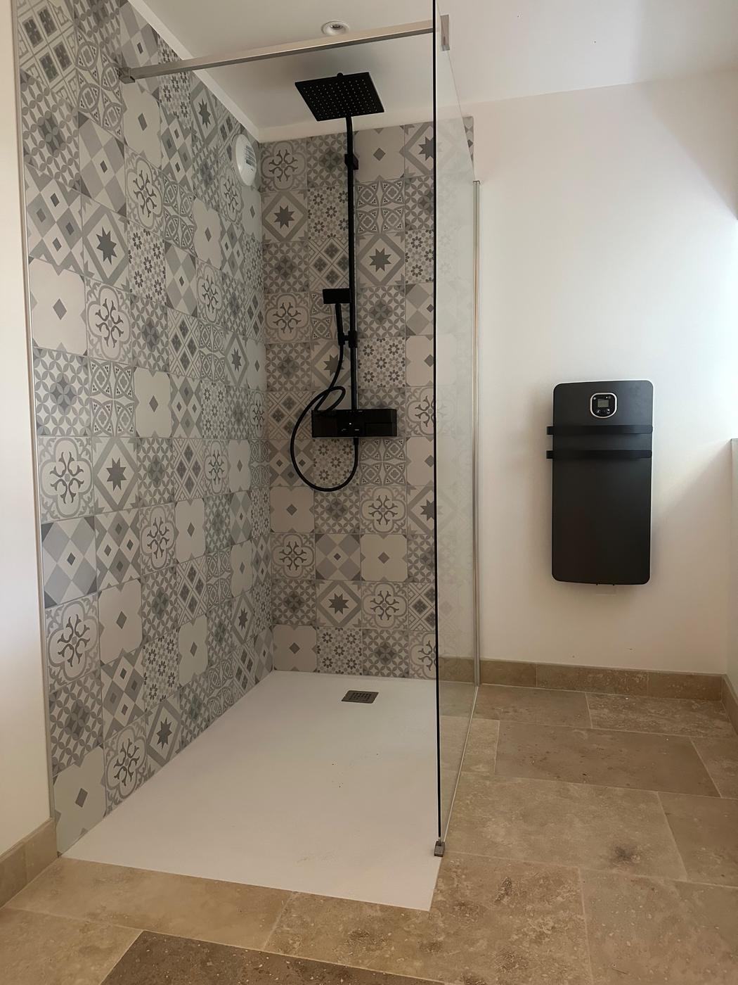 Douche à l'italienne en carreaux de ciment avec robinetterie noire