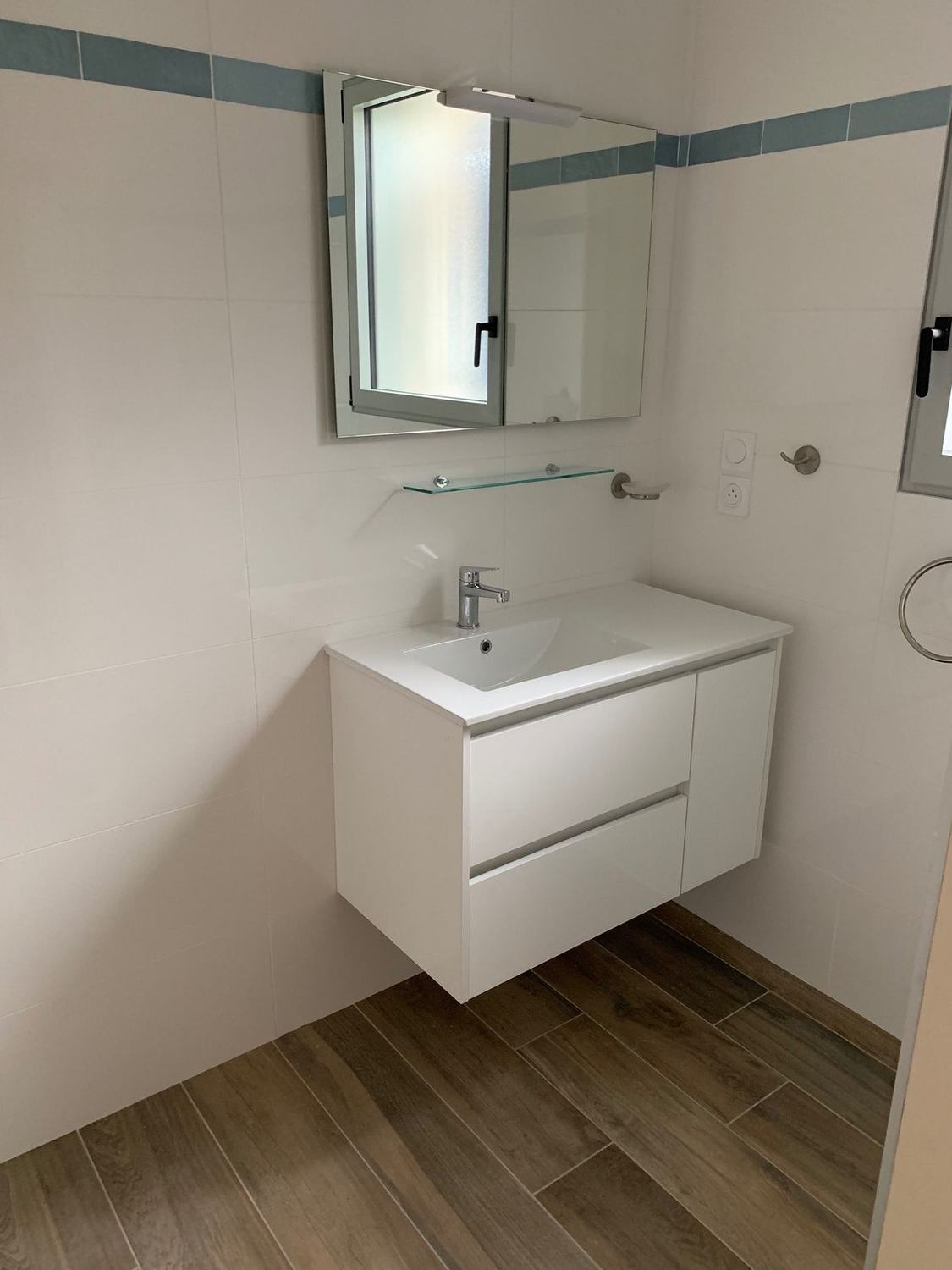 Salle de bain avec meuble vasque suspendu blanc et miroir
