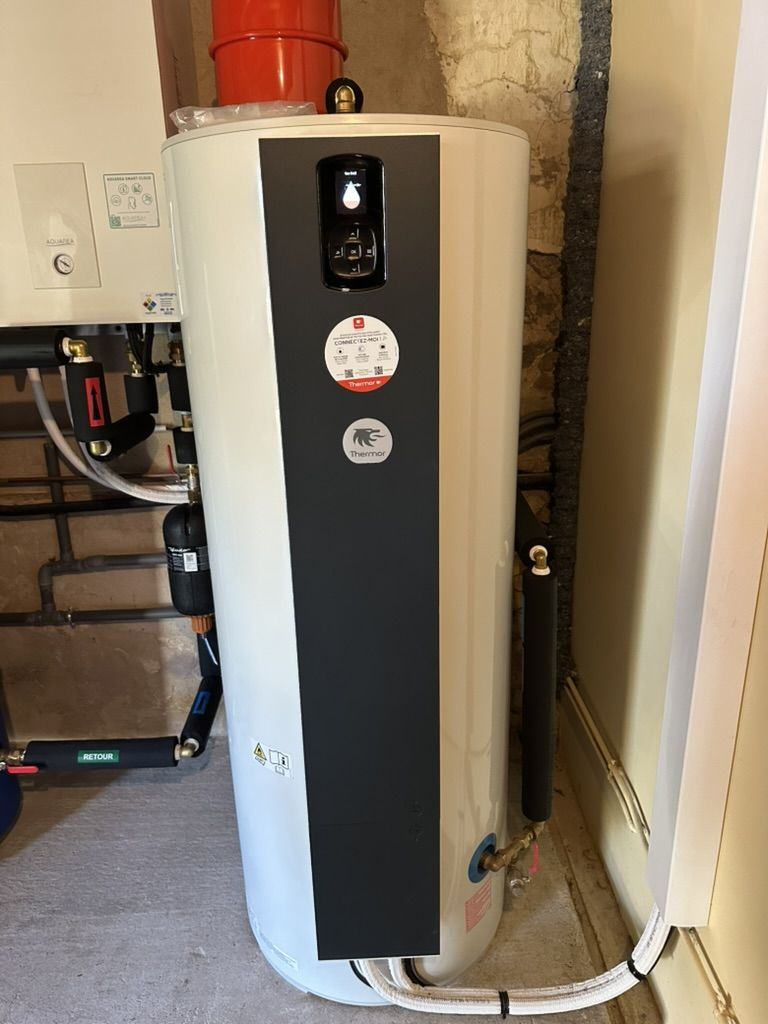 Chauffe-eau Thermor installé avec raccordements isolés